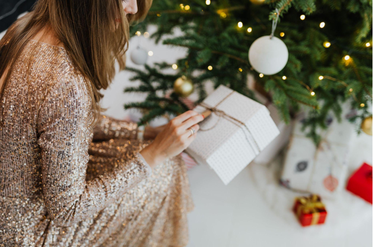 How to Spruce Up Your Christmas Tree with a Beautiful Pink Garland